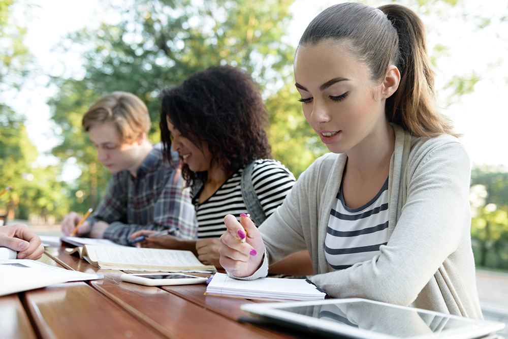 A multidisciplinaridade é uma abordagem que busca integrar diferentes disciplinas em um mesmo projeto ou atividade, valorizando as diferentes perspectivas e saberes de cada uma. No Ensino Médio, é uma forma de estimular os alunos a desenvolverem competências e habilidades que serão exigidas no mundo atual, como a capacidade de resolver problemas, de trabalhar em equipe, de se comunicar efetivamente e de se adaptar a diferentes contextos. Mas qual é a diferença entre multidisciplinaridade e interdisciplinaridade? E quais são os benefícios de colocar em prática a multidisciplinaridade na escola? Neste artigo, vamos responder essas perguntas e mostrar como você pode trabalhar a multidisciplinaridade em sala de aula com foco nos vestibulares. Acompanhe! O que é multidisciplinaridade? A multidisciplinaridade é uma forma de organizar o conhecimento que busca relacionar diferentes disciplinas em torno de um tema ou problema comum, sem perder a identidade e a autonomia de cada uma. Por exemplo: em um projeto sobre sustentabilidade, os alunos podem estudar aspectos biológicos, químicos, físicos, geográficos, históricos, sociais e econômicos do tema, utilizando os conceitos e métodos de cada disciplina. Ela permite que os alunos ampliem seus horizontes e compreendam melhor a complexidade da realidade, além de favorecer o desenvolvimento de habilidades cognitivas, socioemocionais e comunicativas. Também estimula a criatividade, a curiosidade e o senso crítico dos alunos, que podem explorar diferentes formas de aprender e expressar seus conhecimentos. O que é multidisciplinaridade no Ensino Médio?
