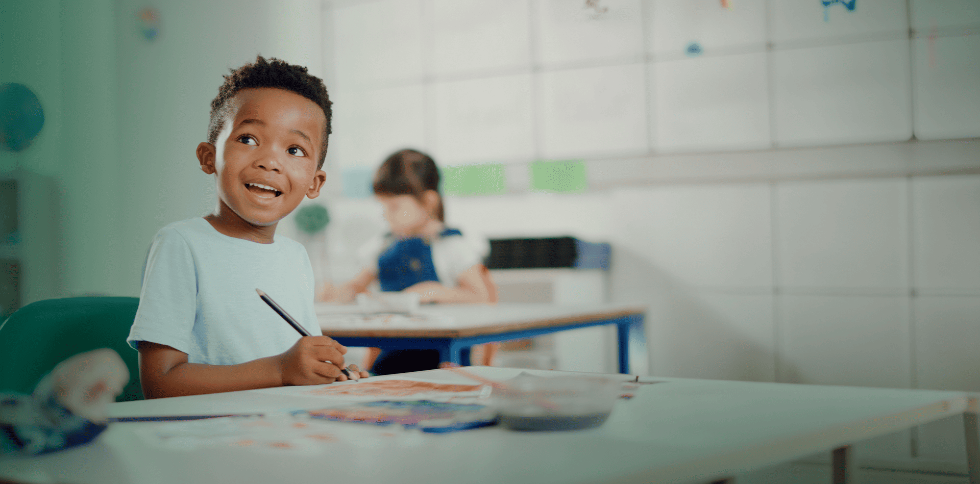 Crianças brincando com blocos coloridos em ambiente escolar de educação infantil