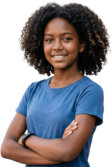 Menina sorrindo com camiseta azul