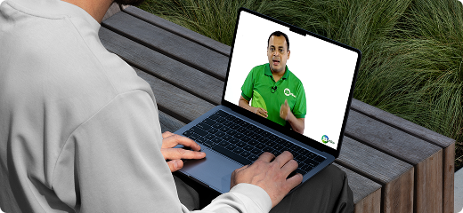 Aluno assistindo a videoaula em notebook, recurso complementar dos Materiais OEFB