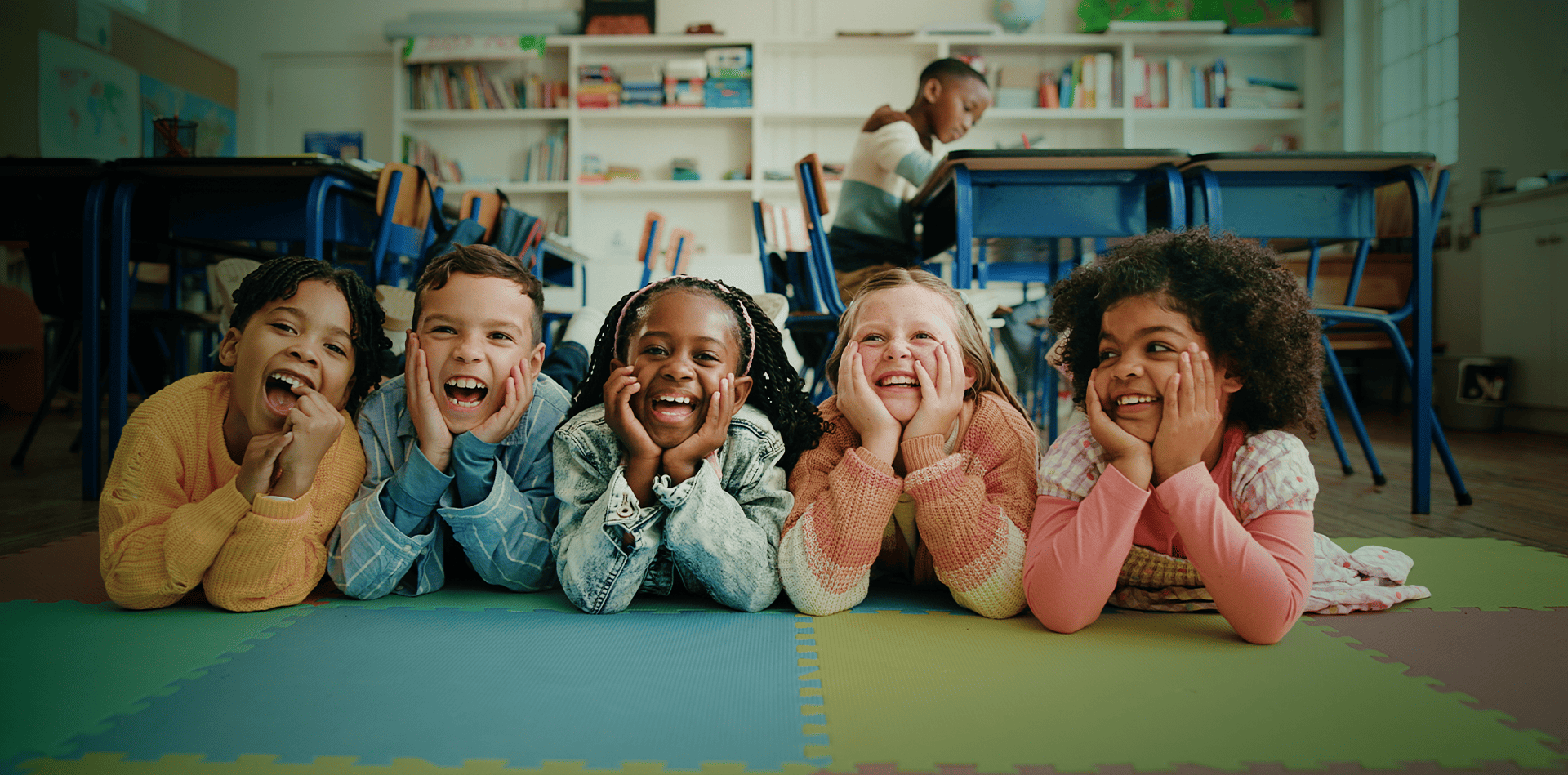 Crianças brincando com blocos coloridos em ambiente escolar de educação infantil
